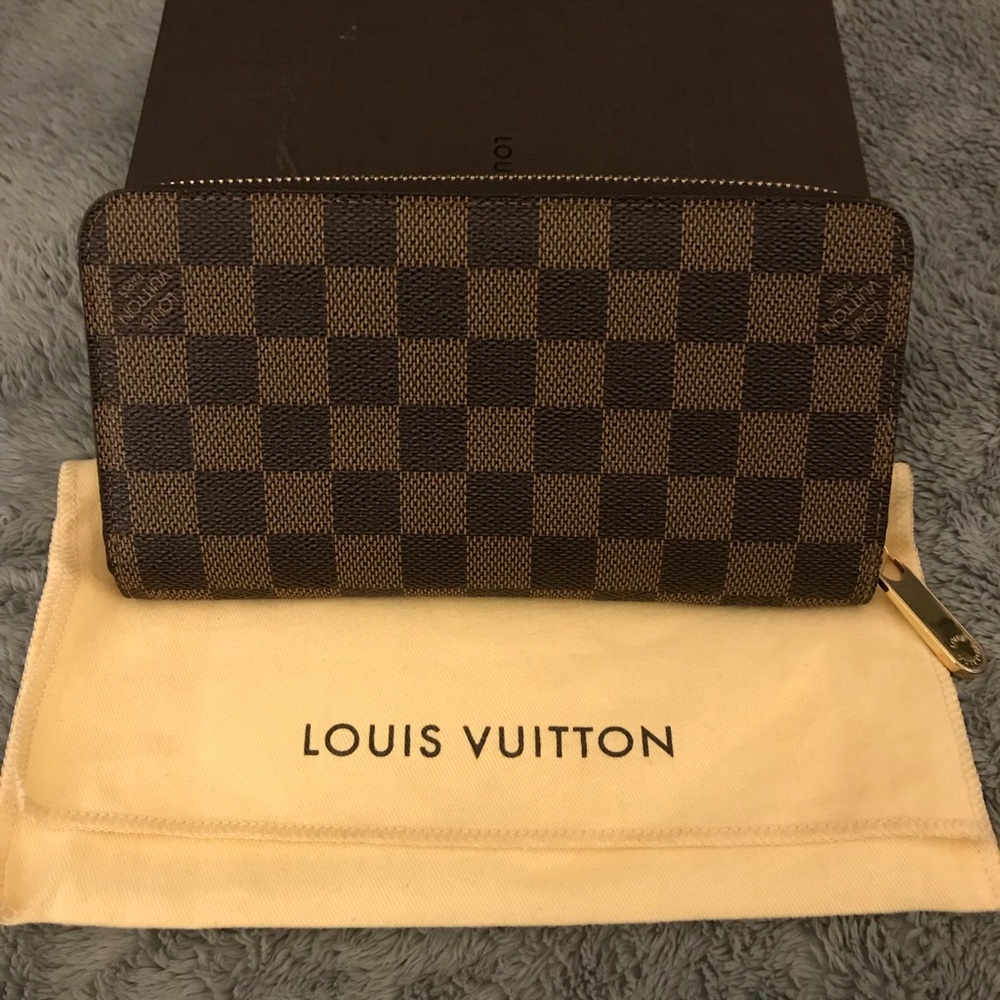 Authentic Louis Vuitton Zippy Wallet